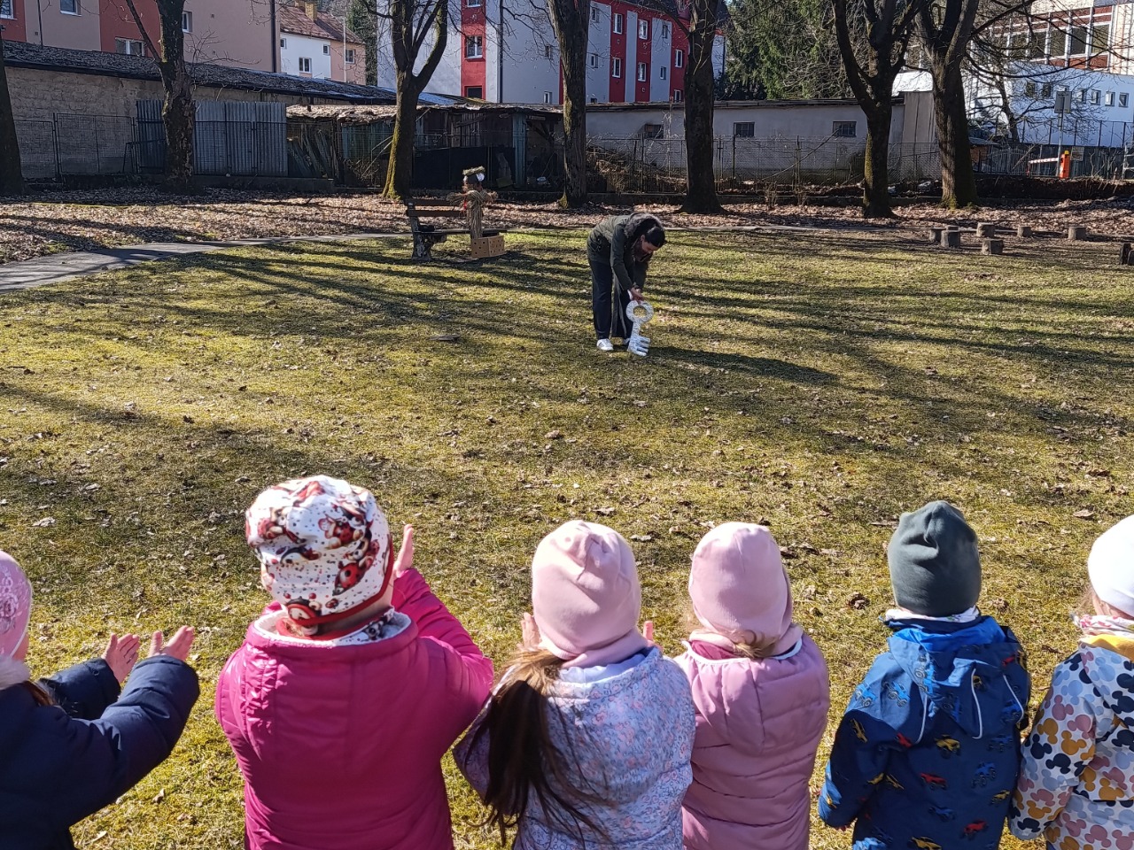 Vítanie jari - odomknutie záhrady zo zimného spánku spojené s vynášaním Moreny do Hrona